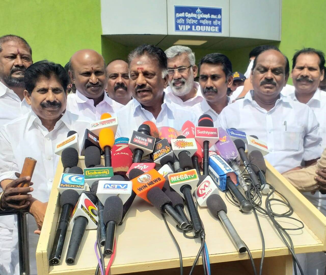 டிடிவியை சந்தித்து பேசுவேன்.. அந்தர் பல்டியடித்த ஓபிஎஸ்! தலையை சொறிந்த கழக கண்மணிகள்!