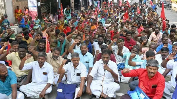 தூய்மை பணியாளர்கள் துப்புரவு
