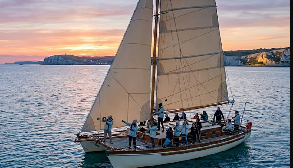 கட்டுமரப் படகில் இங்கிலீஷ் கால்வாயைக் கடக்க பயணிகள் ஆர்வம்!