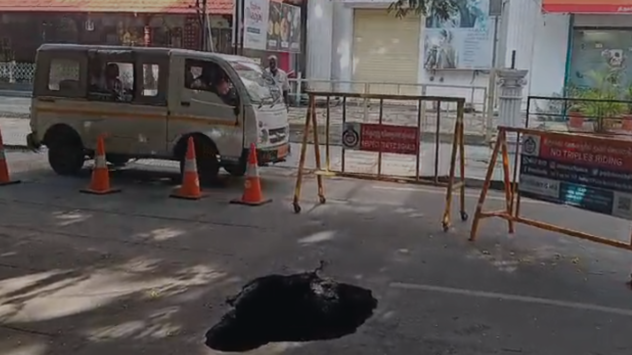 10 அடி ஆழத்திற்கு தானே உருவான பள்ளத்தால் பொதுமக்கள் அதிர்ச்சி..! எங்கு தெரியுமா..?