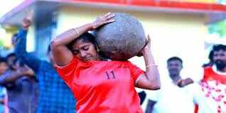 50 கிலோ இளவட்டக்கல்... அசால்டாக தூக்கி அசத்திய பெண்கள்!