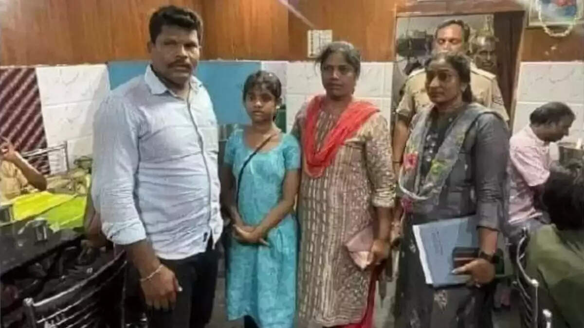 ரீல்ஸ் மோகம்... வீட்டை விட்டு வெளியேறிய 12 வயது சிறுமி... கதறிய பெற்றோர்... பொள்ளாச்சியில் மீட்ட போலீசார்!