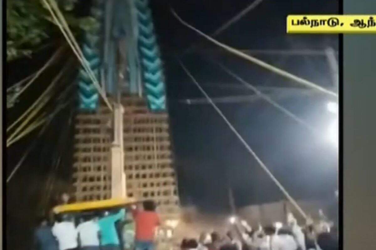 அலறி அடித்து ஓட்டம் பிடித்த பக்தர்கள்!! சீட்டுக்கட்டு போல் சரிந்து விழுந்த 110 அடி கோபுரம்!!