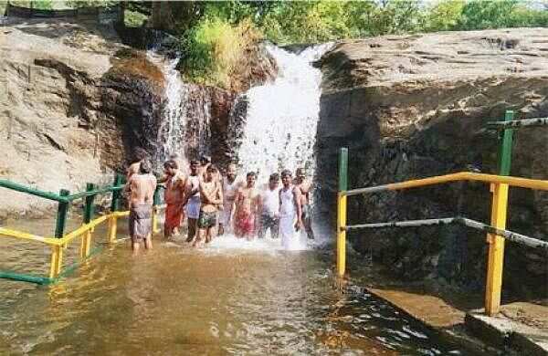 கும்பக்கரை அருவியில் குளிக்கத் தடை... சுற்றுலாப் பயணிகள் ஏமாற்றம்!