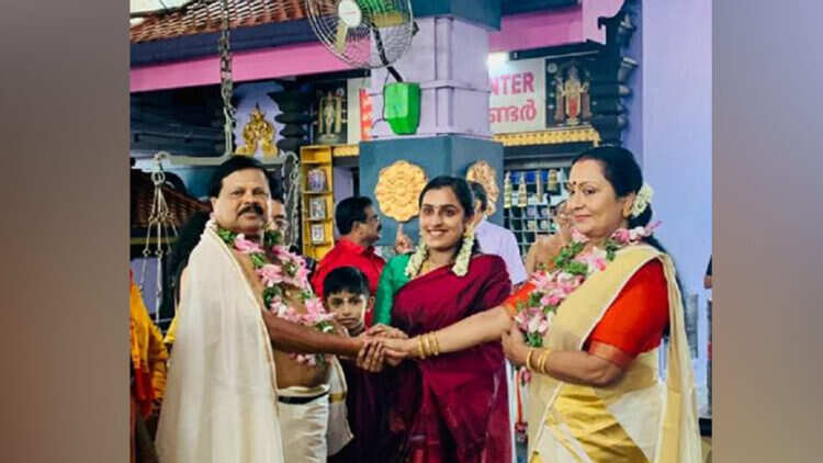 நெகிழ்ச்சி! தாய்க்கு 2வது திருமணம்! கைப் பிடித்து கணவனைப் பரிசளித்த மகள்!