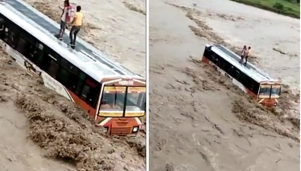 வைரல் வீடியோ!! ஆற்று வெள்ளத்தில் சிக்கிய பேருந்து!!