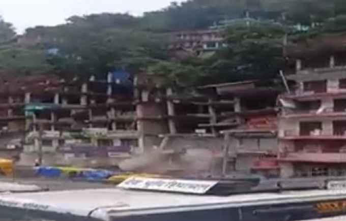 அதிர்ச்சி வீடியோ!! நிலச்சரிவால் சீட்டுக்கட்டு போல் சரியும் வீடுகள்!!