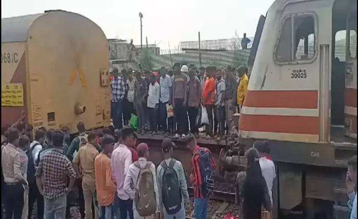 ரயிலை விட்டு தனியாக கழன்று ஓடிய இன்ஜின் .. பதற்றத்தின் உச்சியில் பயணிகள்..!