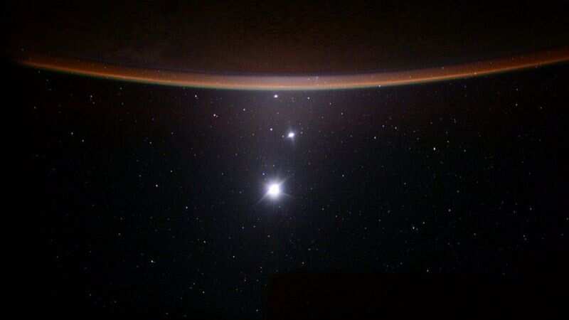 செம!! இன்று இரவு வானத்தில வெறும் கண்ணாலேயே பாக்கலாம்!! ஒரே நேர்கோட்டில் வியாழன், வெள்ளி..!!