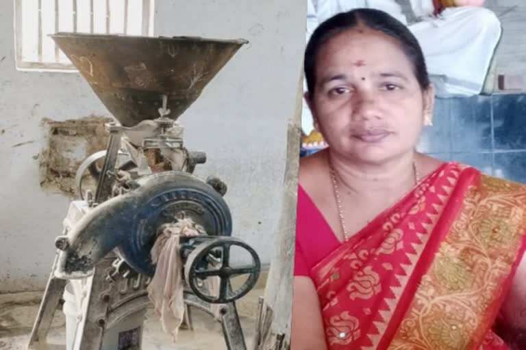 சோகம்!! மாவு மெஷினில் துப்பட்டா சிக்கியதால் தலை மோதி பெண் நூலகர் மரணம்!!