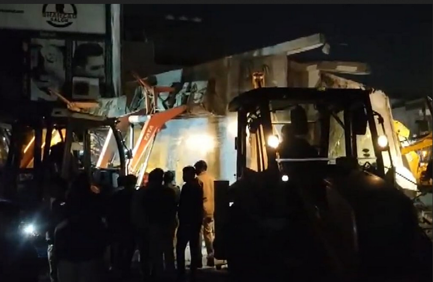 3 மாடிக் கட்டிடம் இடிந்து விழுந்து கோர விபத்து; 2 பேர் பலி, 15 பேர் காயம்!