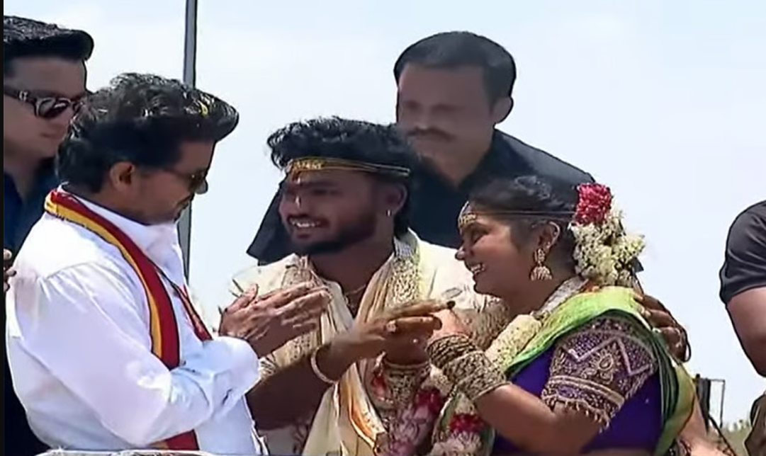 திருமண ஜோடிக்கு பிரச்சார வேனில் ஏற்றி வாழ்த்து சொன்ன விஜய்... நெகிழ்ச்சி !