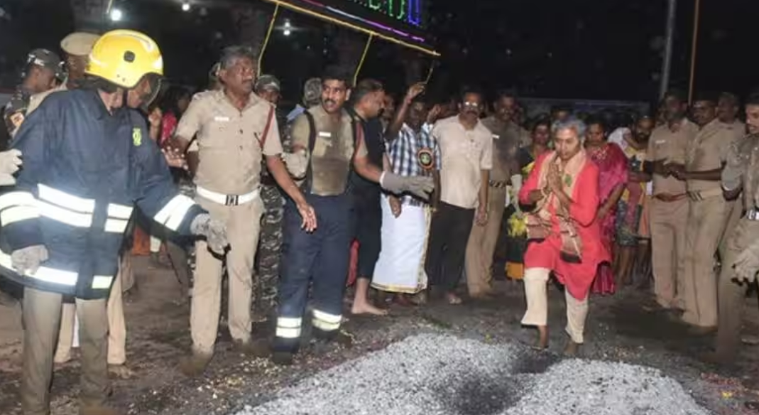 தீமிதி திருவிழாவில் தீயில் இறங்கிய அமுதா ஐஏஎஸ்... வைரல் போட்டோஸ்!