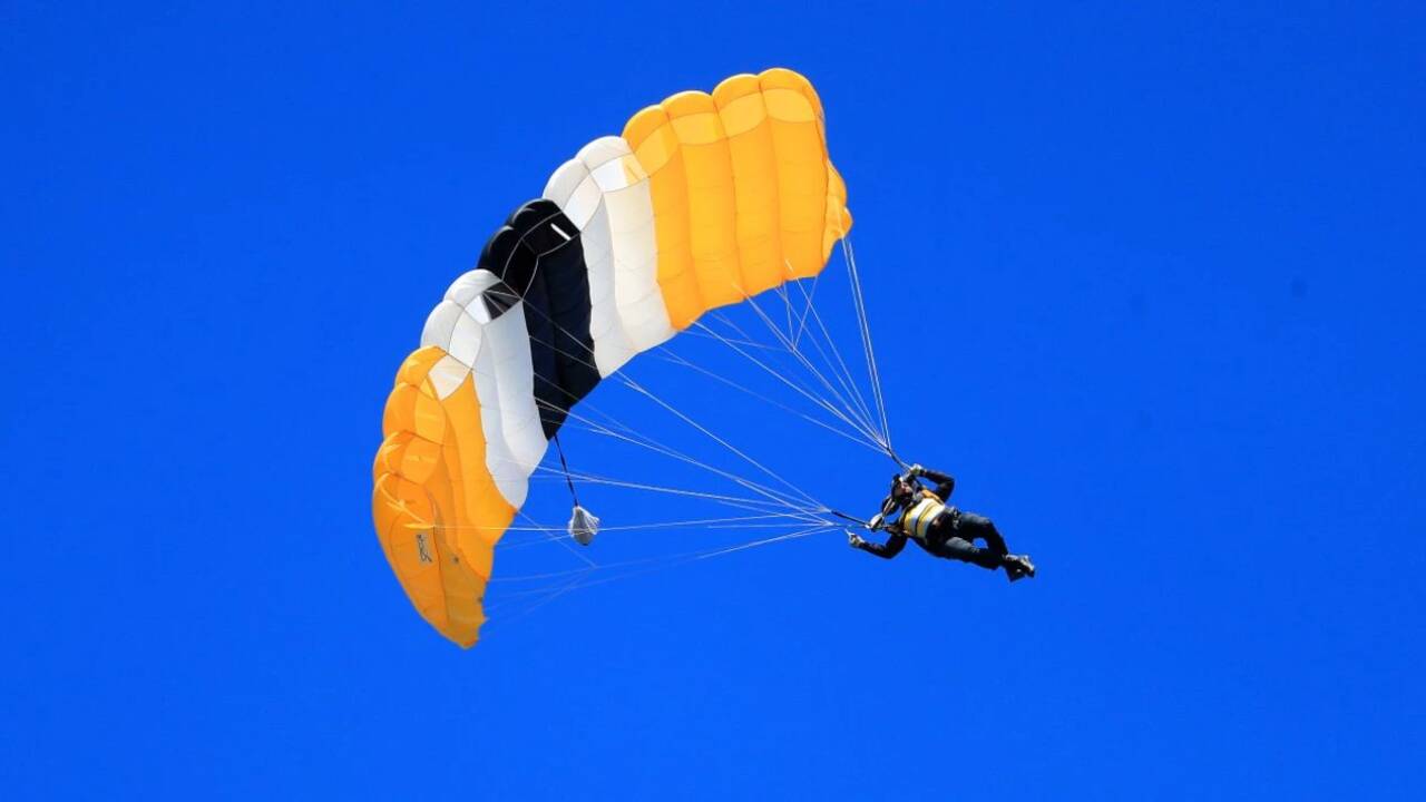 பெரும் சோகம்... 1000 அடி உயரத்தில் இருந்து விழுந்த விமானப்படை வீரர்!