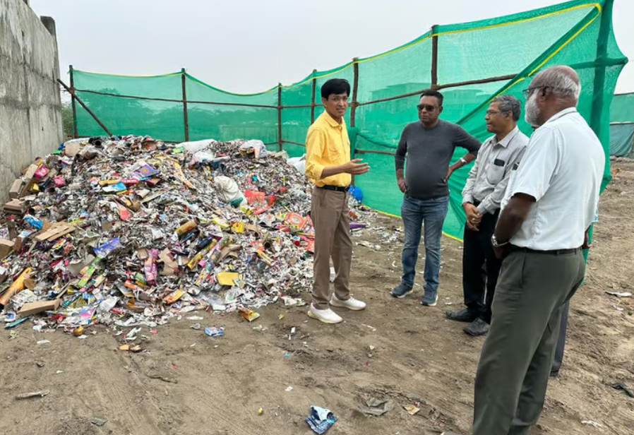 300 டன் குப்பைகள்...விடிய விடிய பணியாற்றிய 19,600 துப்புரவு பணியாளர்கள்!!