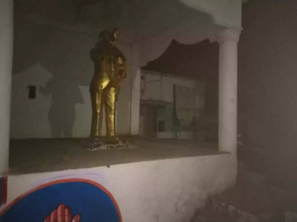 அம்பேத்கர் சிலை மீது பெட்ரோல் குண்டு வீச முயற்சி!