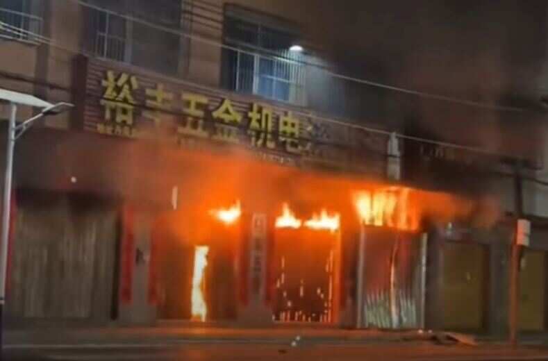 சீனாவில் குடியிருப்பு கட்டிடத்தில் பயங்கர தீ விபத்து: 12 பேர் உடல் கருகி பலி!