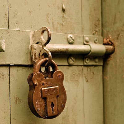 பூட்டிய வீட்டில் அழுகிய சடலம்!! தொடரும் பெற்றோர்களின் பரிதாப முடிவு!!