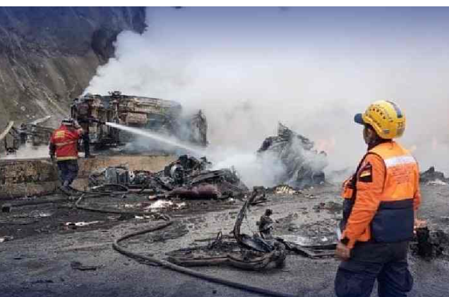 நெடுஞ்சாலையில் கோர விபத்து... 17 வாகனங்கள் அடுத்தடுத்து மோதல்... 16 பேர் பலி... 6 பேர் கவலைக்கிடம்... !!