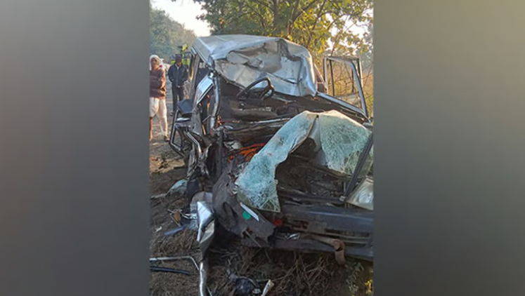 கோர விபத்து... தறிகெட்டு ஓடிய லாரி... கார் மீது மோதி 6 பேர் பலி!