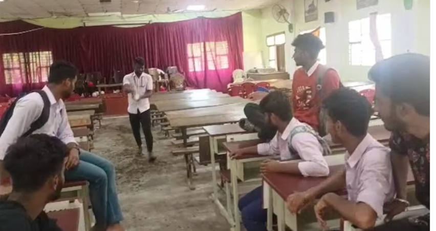 பகீர்!! நடிகர் பிரகாஷ்ராஜ் நின்ற இடத்தை கோமியத்தால் சுத்தம் செய்த கல்லூரி மாணவர்கள்!!