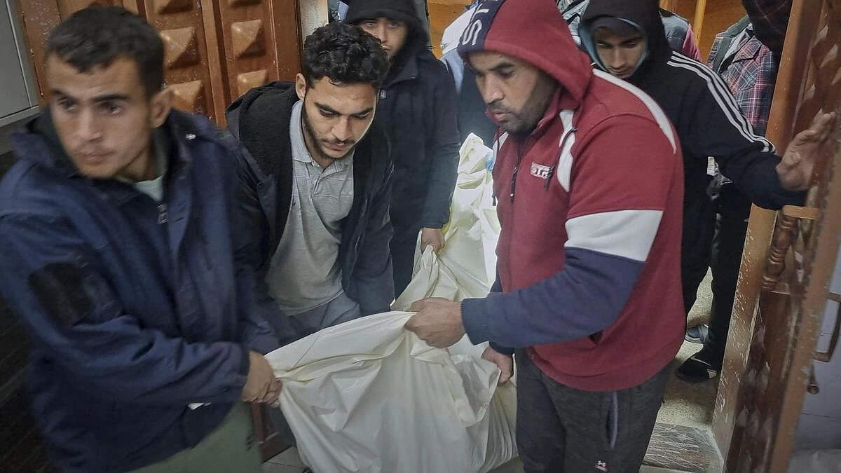 பகீர்.. காஸாவில் இடிந்த கட்டிடங்களில் 10,000+ உடல்கள்... உயிரைப் பணயம் வைத்து மீட்புப் பணியில் ஈடுபடும் வீரர்கள்!