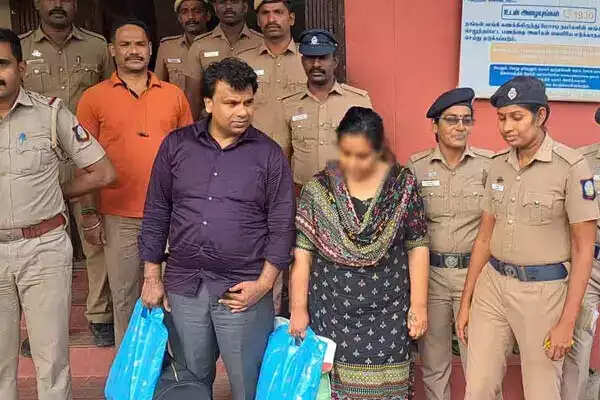 காரை ஏற்றி கணவரை கொலை செய்த மனைவி... கள்ளக்காதலனுடன் ஊரைவிட்டு ஓட்டம்...!