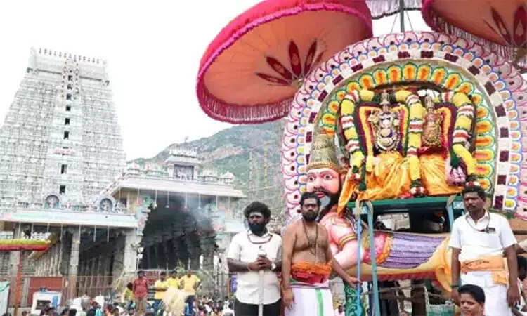 பக்தர்களை போன்று இன்று அருணாசலேஸ்வரர் 14 கிமீ திருவண்ணாமலையில் கிரிவலம்!