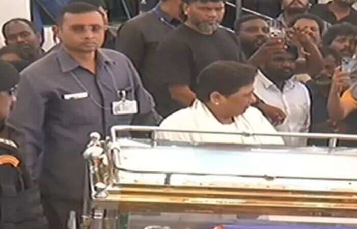 ஆம்ஸ்ட்ராங் உடலுக்கு அஞ்சலி செலுத்தினார் மாயாவதி!