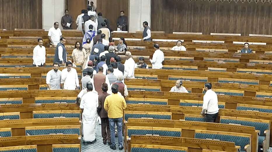 பட்ஜெட் உரையை நிர்மலா சீதாராமன் ஆரம்பித்ததுமே அமளி.. எதிர்க்கட்சிகள் வெளிநடப்பு!