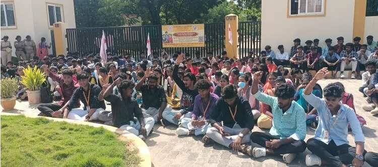 தூத்துக்குடியில் பரபரப்பு... கல்லூரி மாணவர்கள் தொடர் போராட்டம்... காலவரையற்ற விடுமுறை அறிவிப்பு!