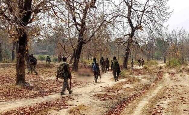 தலைவன் உட்பட 20 நக்சலைட்டுகள் ஆயுதங்களுடன் சரண்!