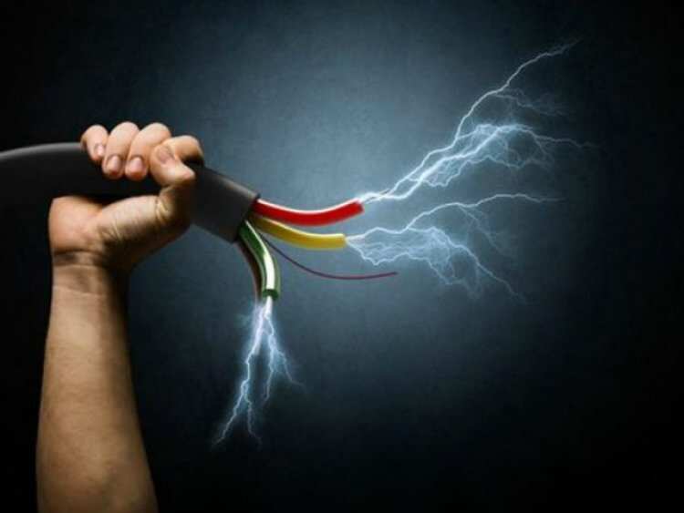 கோவில் திருவிழாவின் போது விபரீதம்.. மின் விளக்கு அலங்காரத்தில் ஈடுபட்டவர் மின்சாரம் தாக்கி பலி..!!