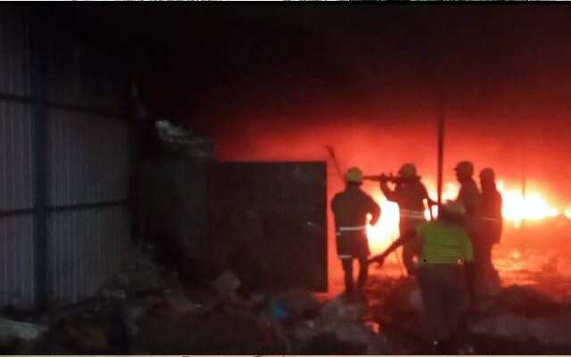 நள்ளிரவில் அதிர்ச்சி... பிளாஸ்டிக் குடோனில் பயங்கர தீ விபத்து... ரூ.10 லட்சம் மதிப்புள்ள பொருட்கள் எரிந்து நாசம்!