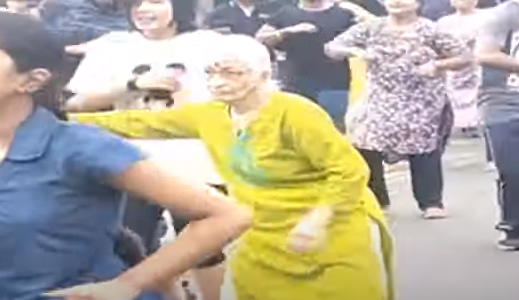 முடிஞ்சா என் கூட ஆடிப் பாரு! பட்டையைக் கிளப்பிய பாட்டியின் நடனம்!