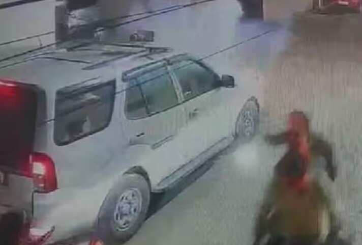 பாஜக தலைவர் மகன் கார் மீது வெடிகுண்டு தாக்குதல்..!!