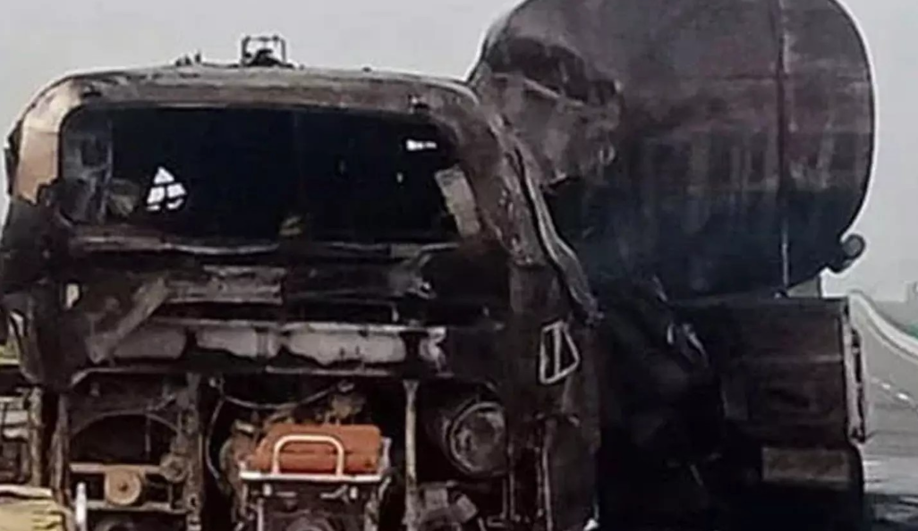 டேங்கர் லாரி மீது மோதியதில் தீப்பிடித்த எரிந்து பேருந்து... 14 பேர் உடல் கருகி பலி!