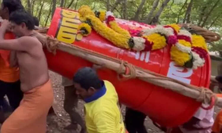 ஐந்தரை அடி உயரம்... 300 கிலோ எடை... திருவண்ணாமலை மலை உச்சிக்குக் கொண்டு செல்லப்பட்டது தீபக் கொப்பரை! நாளை மாலை மகாதீபம்!