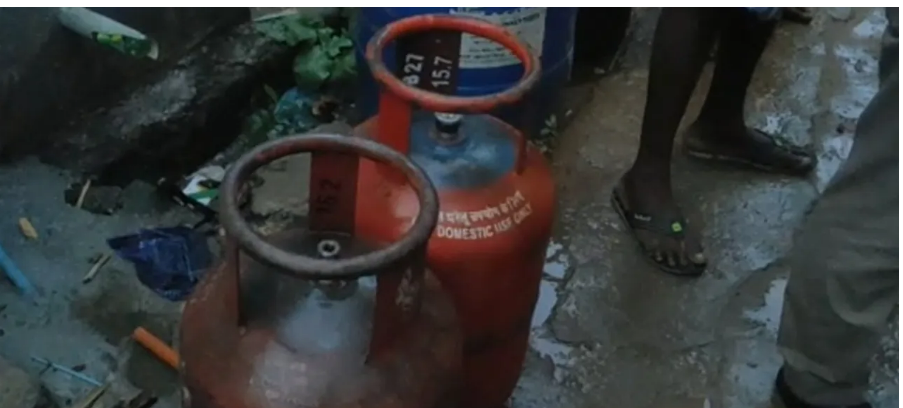 சோகம்!! உயிரிழந்தவரை காப்பாற்ற சென்ற போது இருவர் படுகாயம்!!