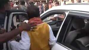 துணை முதல்வர் சென்ற கார் மீது தாக்குதல்... பெரும் பரபரப்பு!