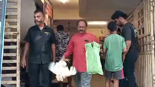 சரக்கும் .. சைட் டிஷ் கோழியும்.. தொண்டர்களை குஷிப்படுத்திய எம்.எல்.ஏ.. கிழித்தெடுக்கும் நெட்டிசன்கள்.. !