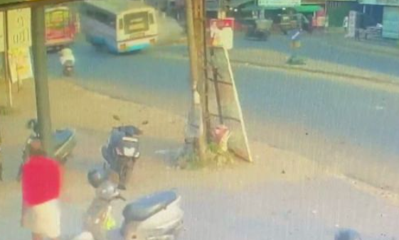 சாலைத் தடுப்பில் மோதி கவிழ்ந்த அரசு பேருந்து.. பயணிகள் கதறி கூச்சல்!