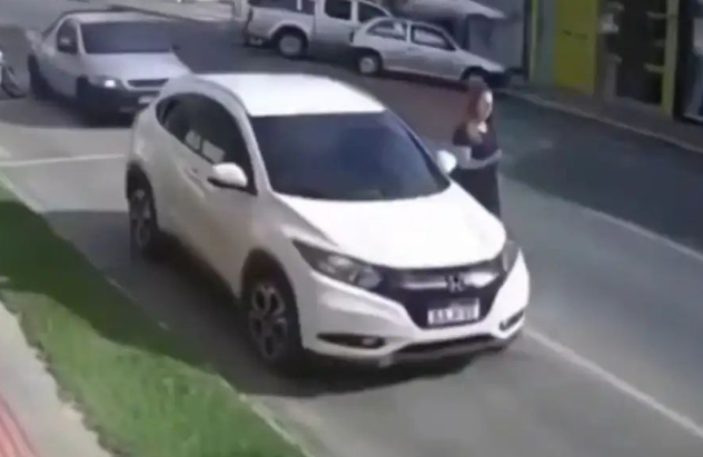 சாலையில் நிறுத்தப்பட்டிருந்த கார் மற்றொரு காரில் மோதி பயங்கர விபத்து... பதற வைக்கும் சிசிடிவி காட்சிகள்!