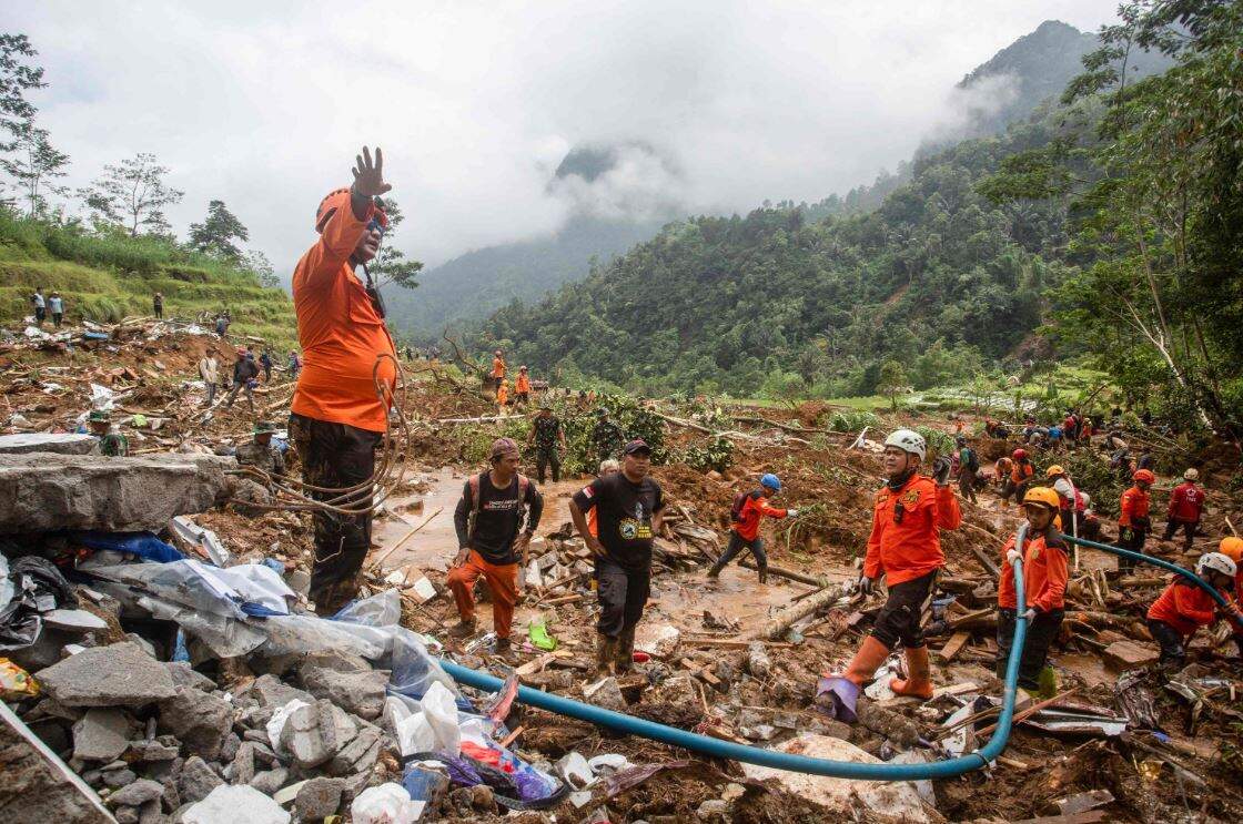 இந்தோனேஷியா நிலச்சரிவு பலி எண்ணிக்கை 16 ஆக உயர்வு... 80 பேர் மாயம்!
