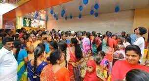 அதிரடி ஆபர்!! ரூ1க்கு ஒரு புடவை!! அதிகாலை முதலே குவியத் தொடங்கிய பெண்கள் கூட்டம்!!