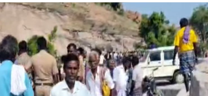கல்குவாரியை மூடக்கோரி பொதுமக்கள் சாலை மறியல்... மதுரையில் பரபரப்பு!