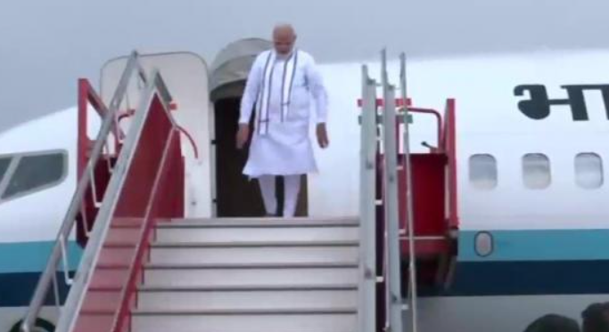 தனி விமானம் மூலம் பிரதமர் சென்னை வருகை!! முதல்வர், ஆளுநர் உற்சாக வரவேற்பு!!