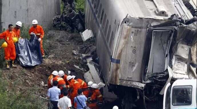 பராமரிப்புப் பணியில் ஈடுபட்டிருந்த தொழிலாளர்கள் மீது ரயில் மோதல்: சீனாவில் 11 பேர் பலி!!