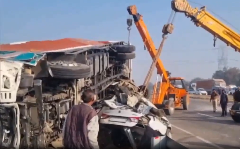 கார் பைக் மீது லாரி மோதி 4 பேர் பலி... நெடுஞ்சாலையில் பரபரப்பு!