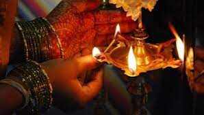 பூஜையறையில் விளக்கேற்றும் போது இந்த மந்திரத்தைச் சொல்லுங்க... செல்வம் குவியும், குடும்பத்தில் அமைதி நிலவும்!